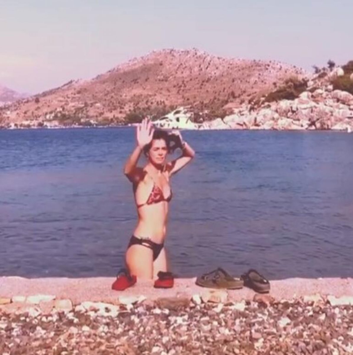 Özge Özpirinçci'den tatil pozu