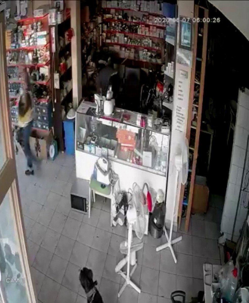 i Üsküdar'da dükkana giren hırsızları izleyen köpek