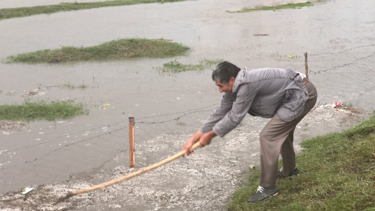 Kars’ta sağanak yağış ev ve arazileri su altında bıraktı