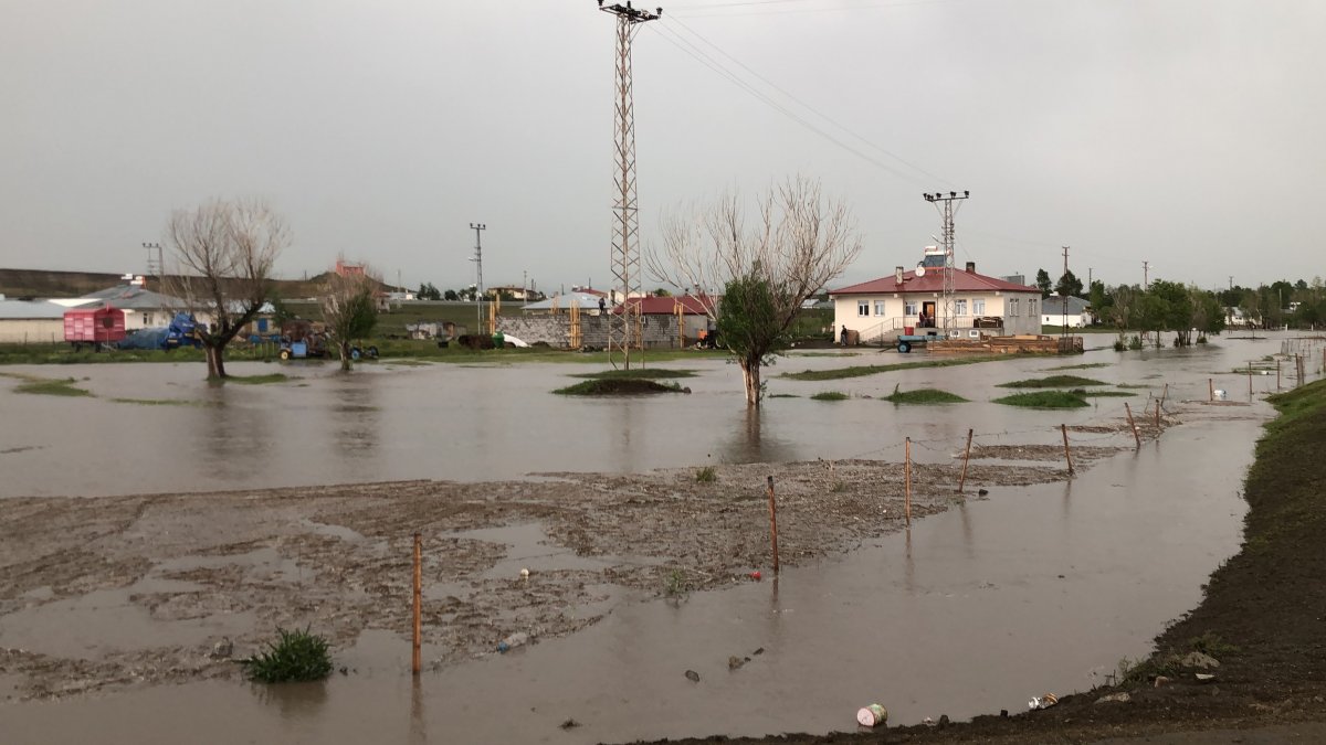 Kars’ta sağanak yağış ev ve arazileri su altında bıraktı