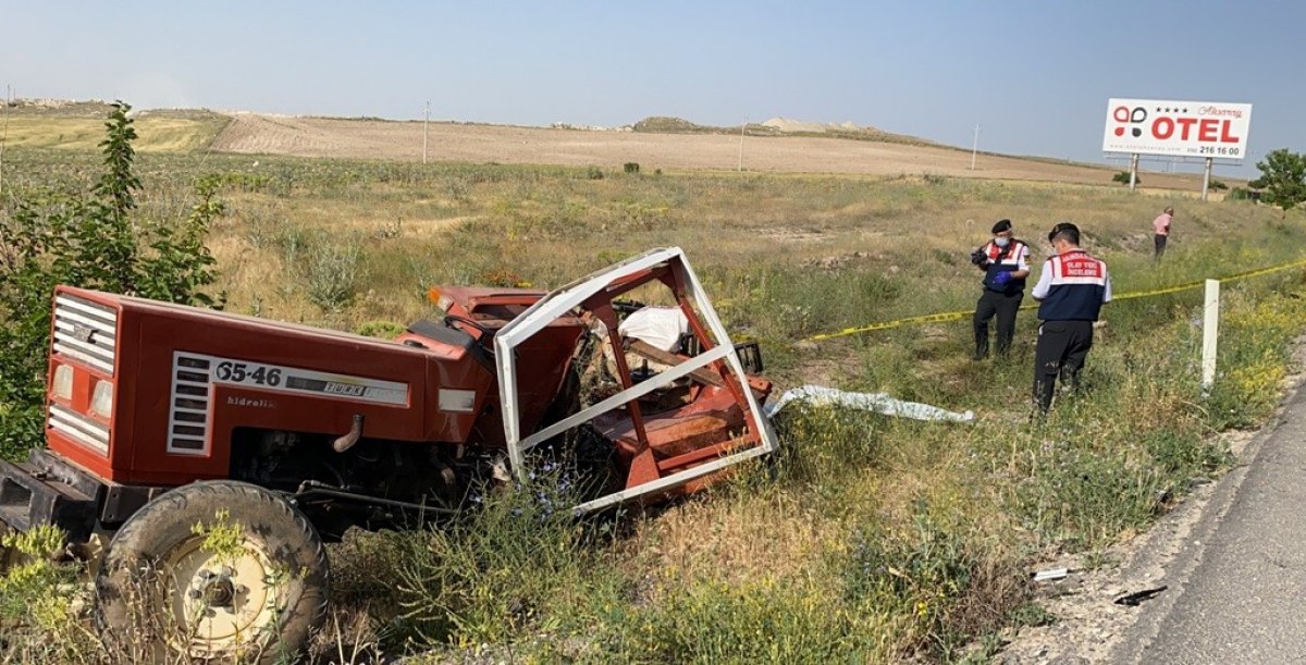 i Aksaray'da otomobil traktöre çarptı: 1 ölü 3 yaralı