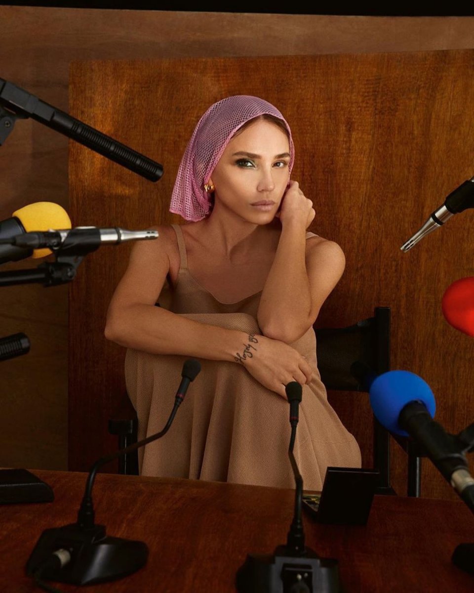 Gülşen, sütyenle ev süpürdü