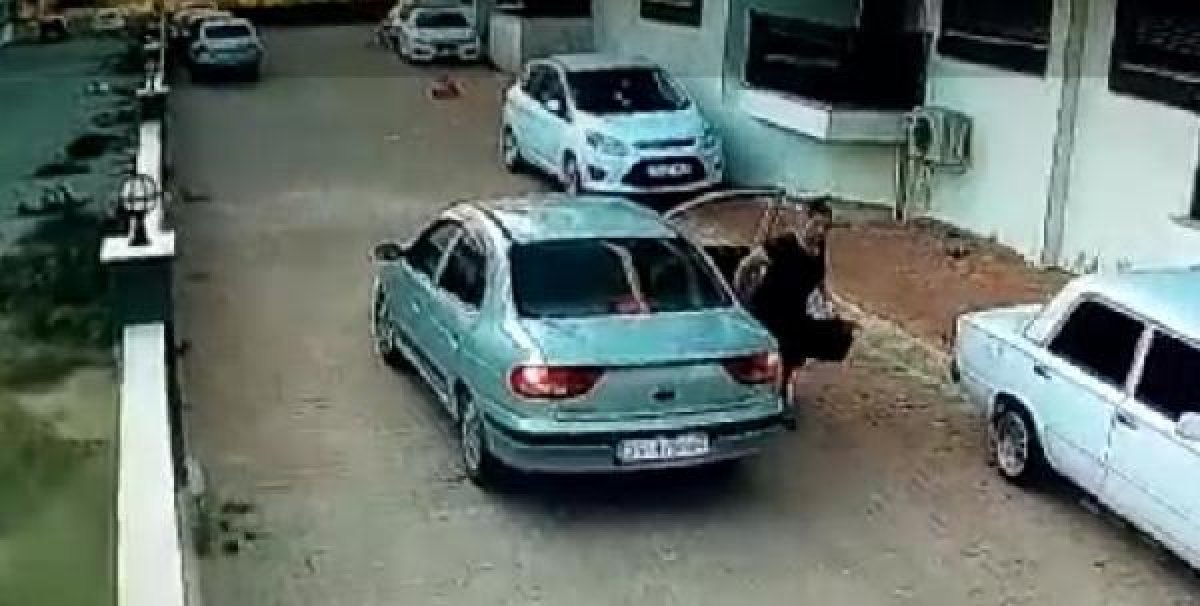 d İzmir'de 3 yaşındaki çocuğa otomobil çarptı