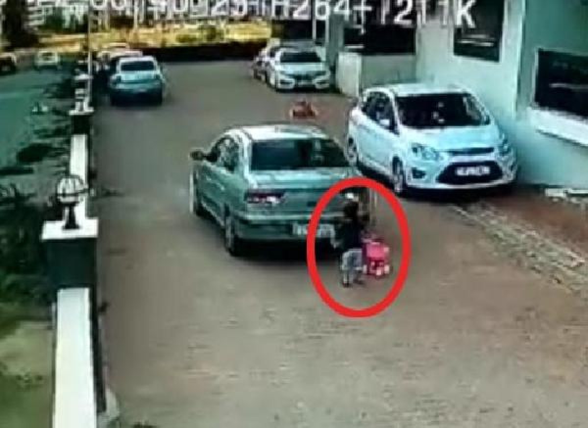 d İzmir'de 3 yaşındaki çocuğa otomobil çarptı