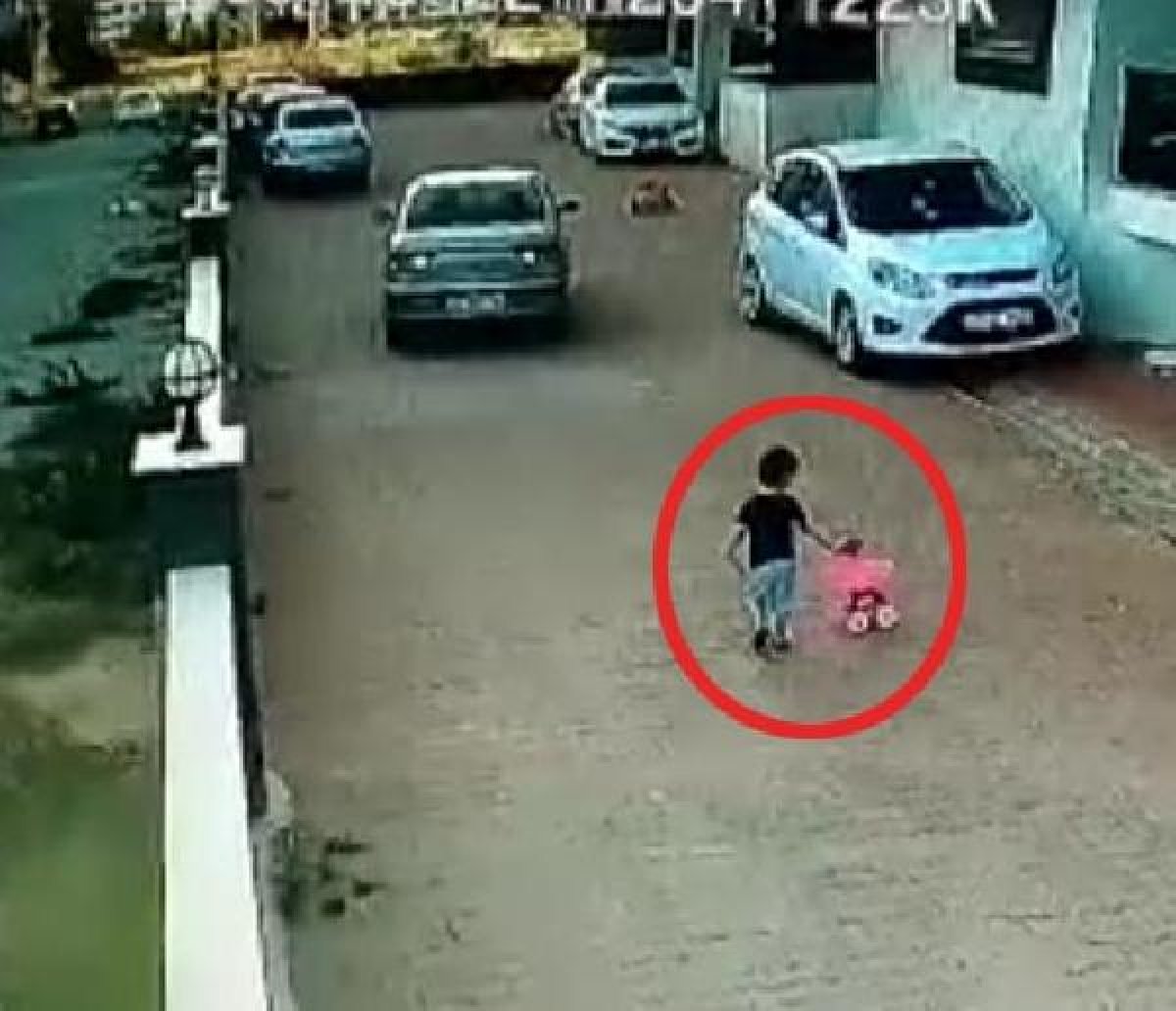 d İzmir'de 3 yaşındaki çocuğa otomobil çarptı