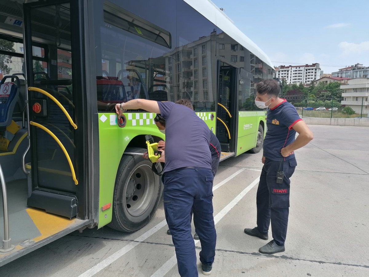 Kocaeli'de halk otobüsüne giren yılan yakalandı