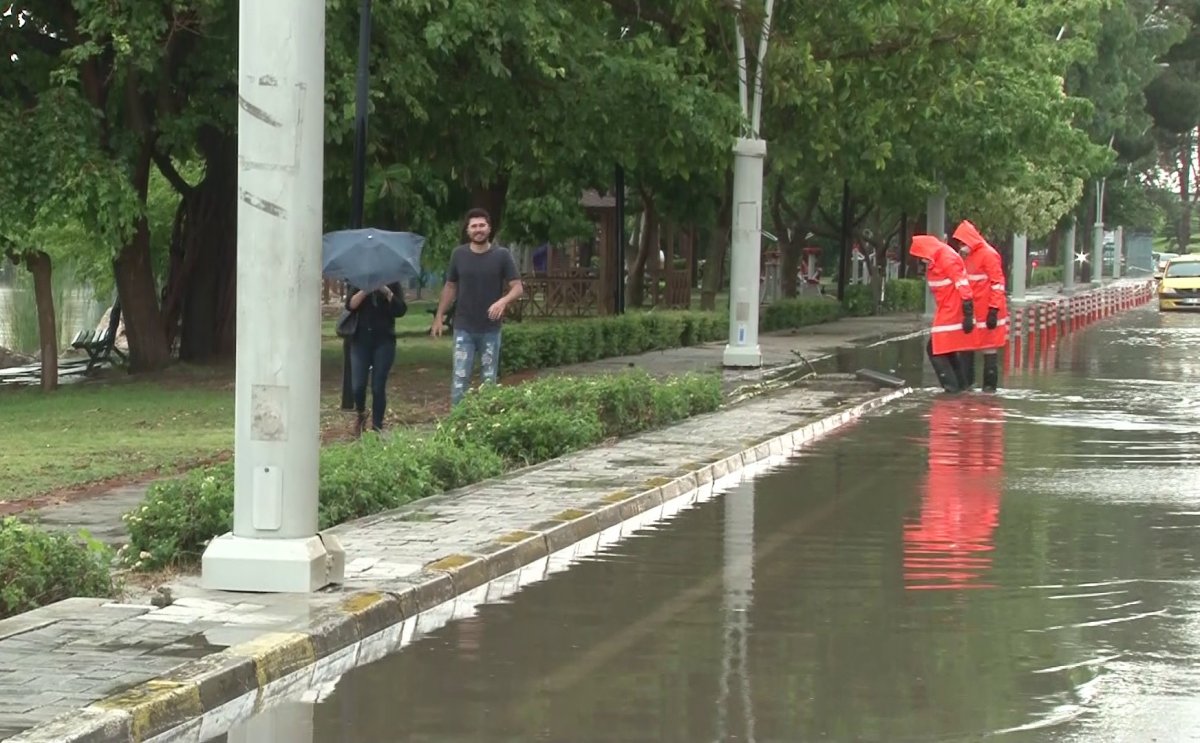 i Adana’yı sel bastı sevgililer yürüyüşten vazgeçmedi