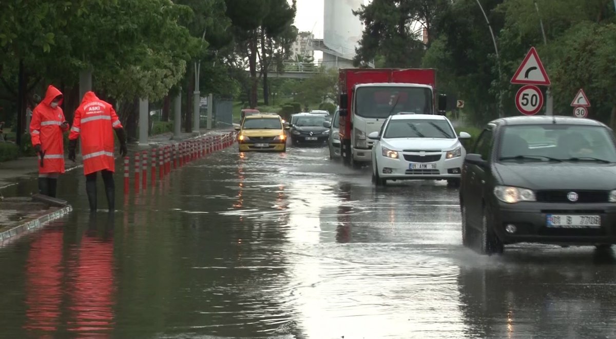 i Adana’yı sel bastı sevgililer yürüyüşten vazgeçmedi