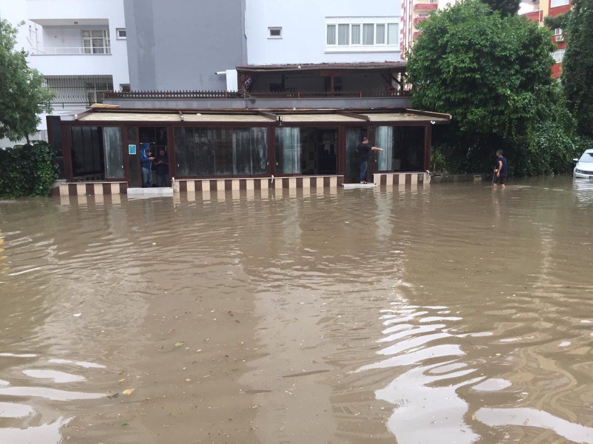 i Adana’yı sel bastı sevgililer yürüyüşten vazgeçmedi