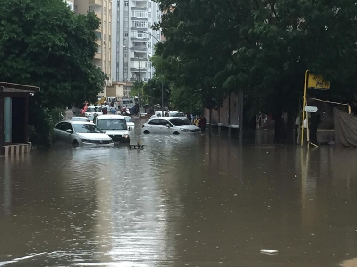 i Adana’yı sel bastı sevgililer yürüyüşten vazgeçmedi