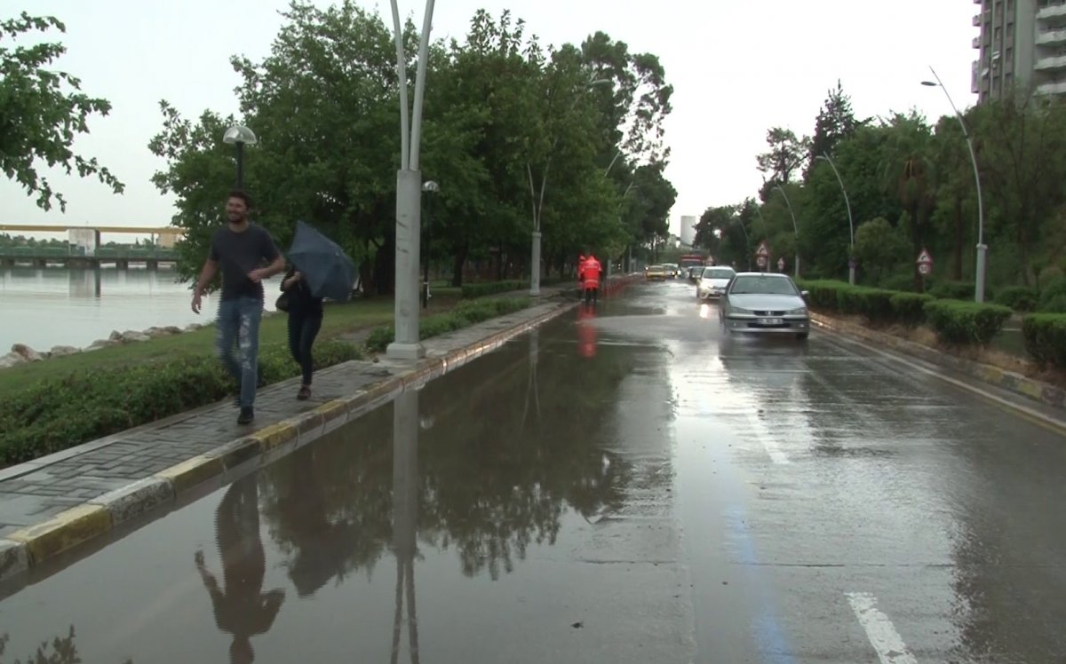 i Adana’yı sel bastı sevgililer yürüyüşten vazgeçmedi