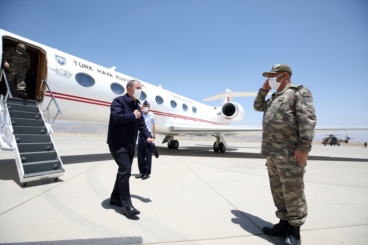 Bakan Akar ve komuta kademesi harekat merkezinde