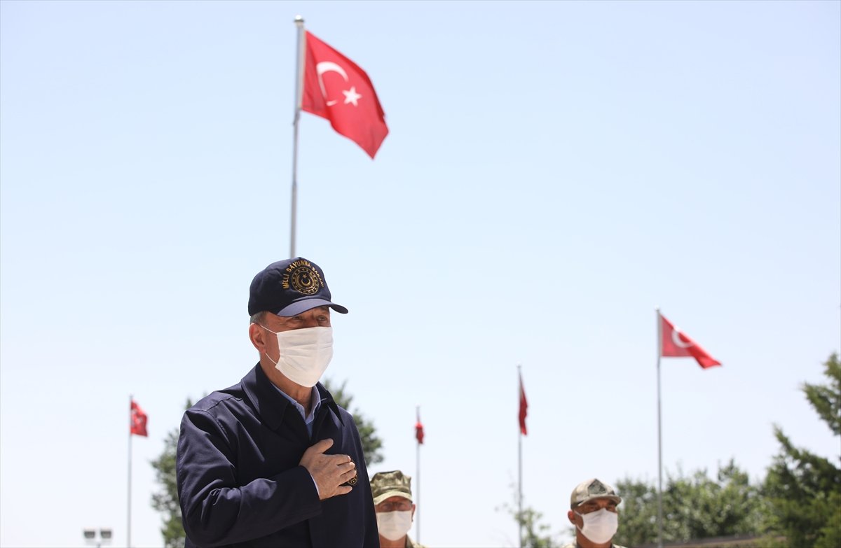 Bakan Akar ve komuta kademesi harekat merkezinde