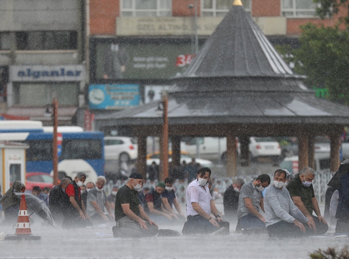 Ankara'da sağanak altında cuma namazı