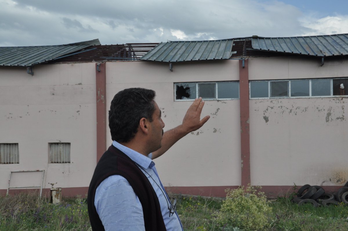 Kars’ta hortum çıktı, kamyonu devirdi