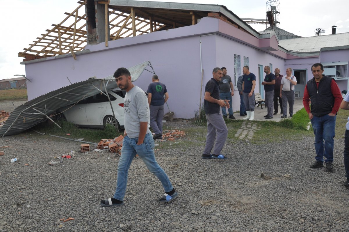 Kars’ta hortum çıktı, kamyonu devirdi