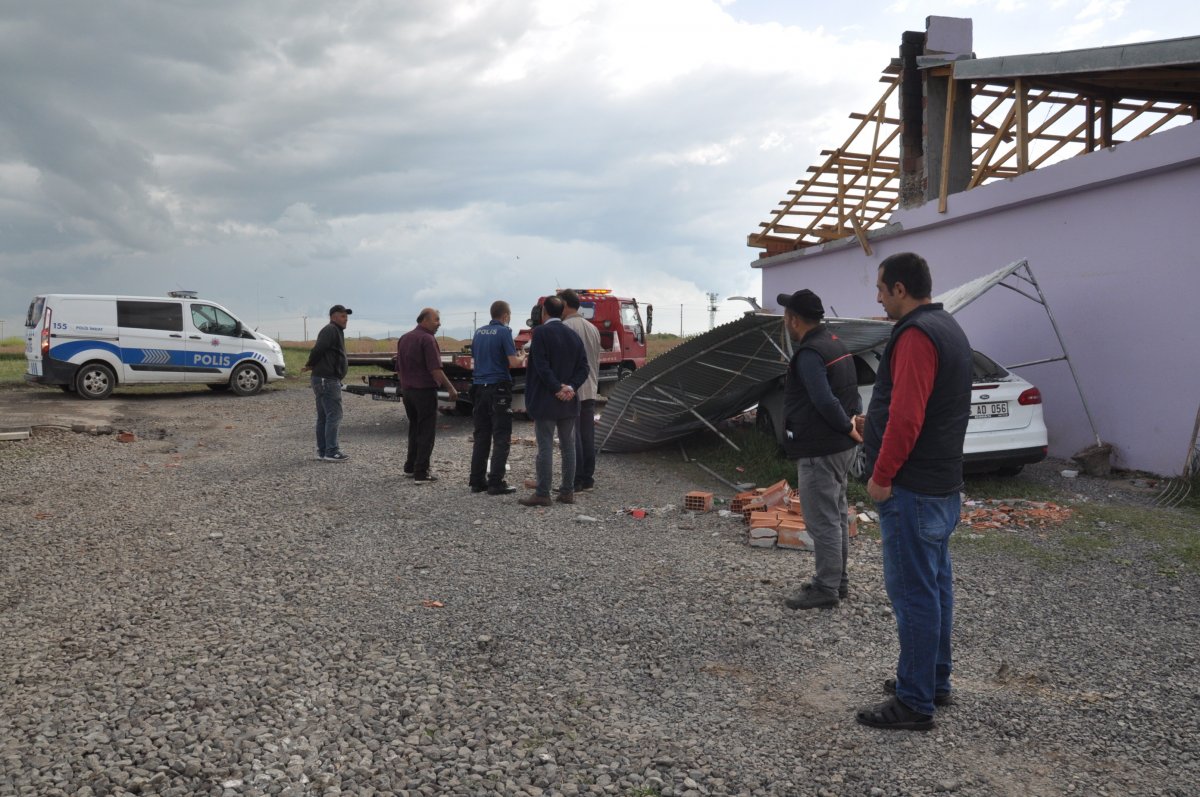 Kars’ta hortum çıktı, kamyonu devirdi