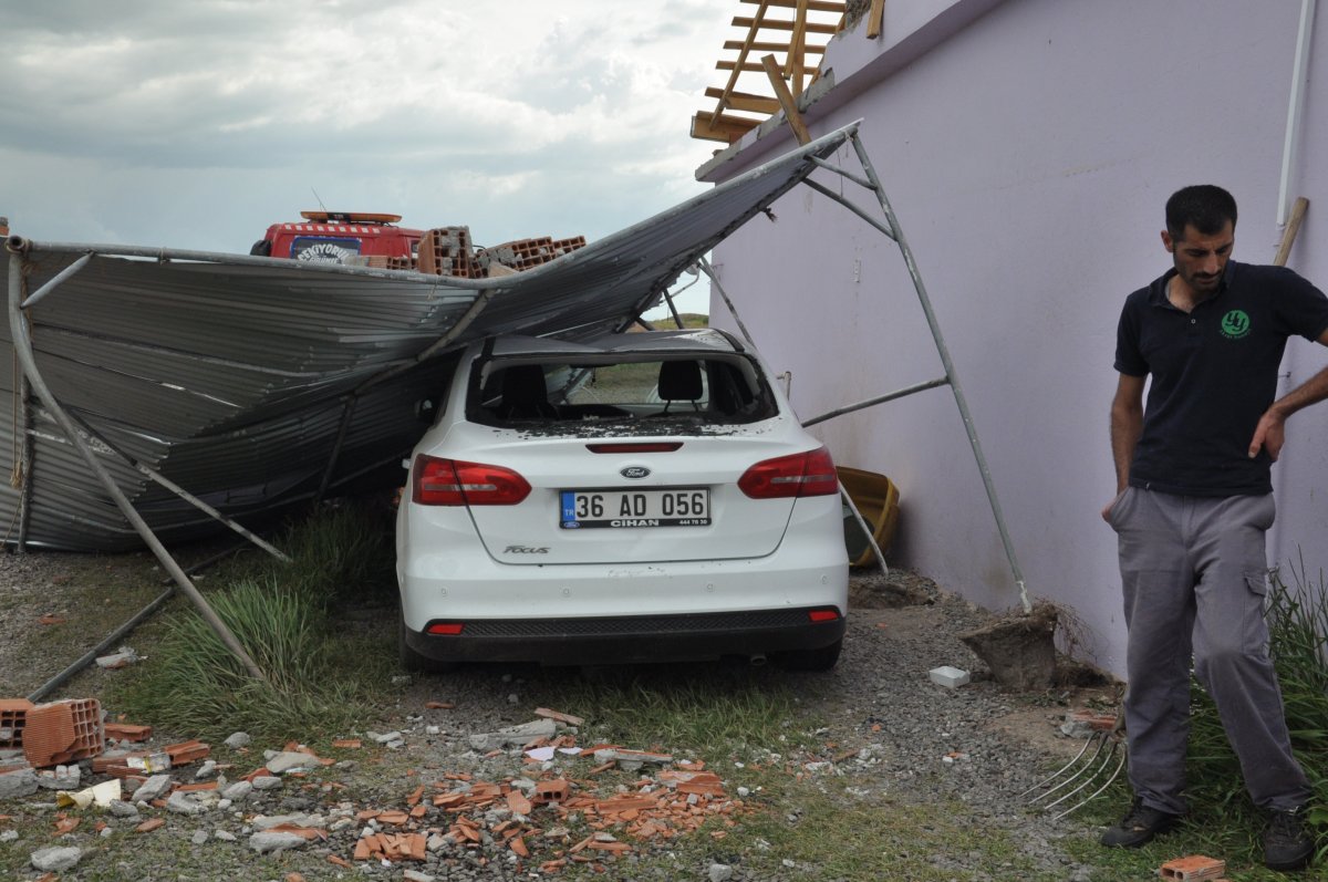 Kars’ta hortum çıktı, kamyonu devirdi