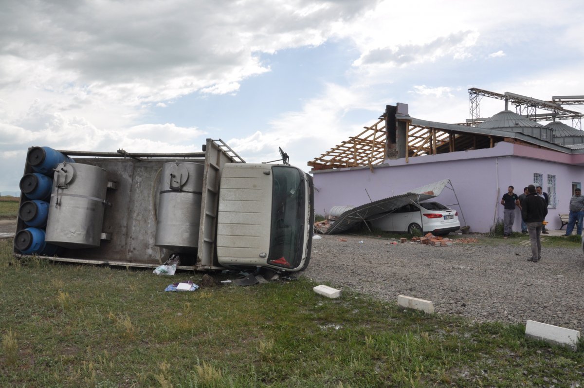 Kars’ta hortum çıktı, kamyonu devirdi