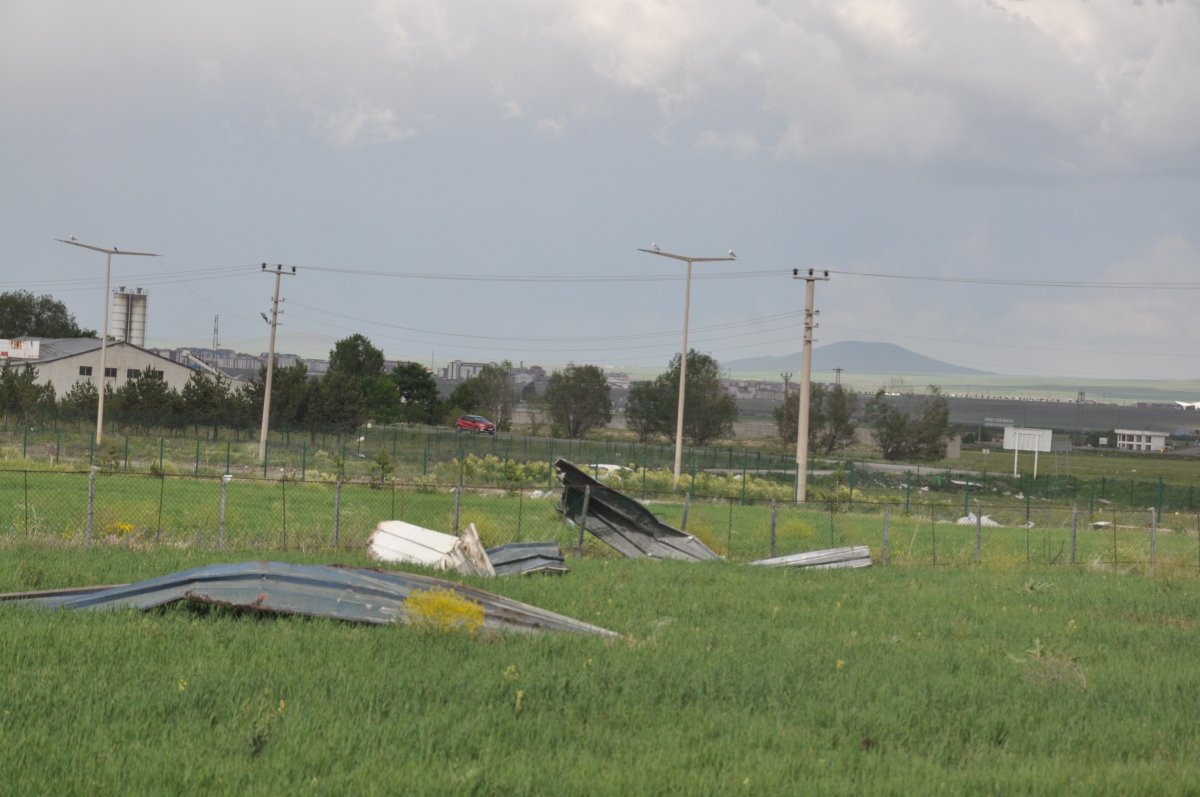 Kars’ta hortum çıktı, kamyonu devirdi