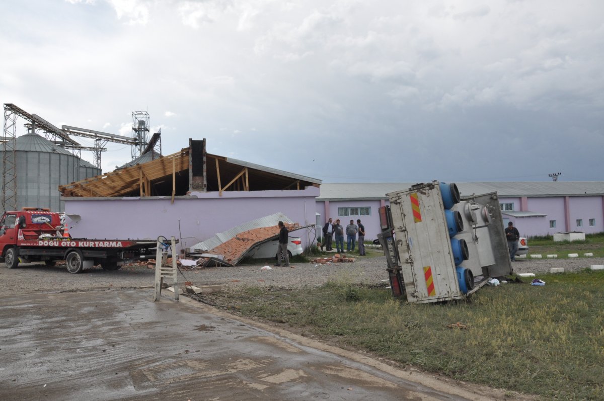 Kars’ta hortum çıktı, kamyonu devirdi