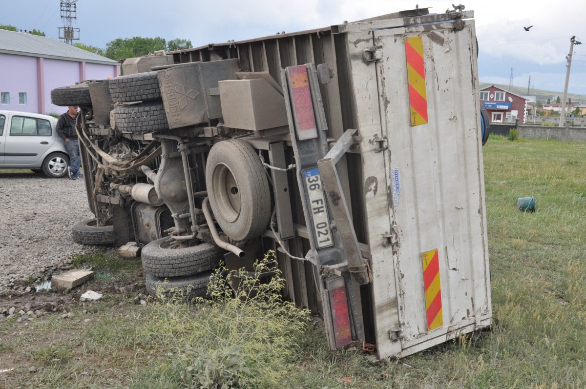 Kars’ta hortum çıktı, kamyonu devirdi