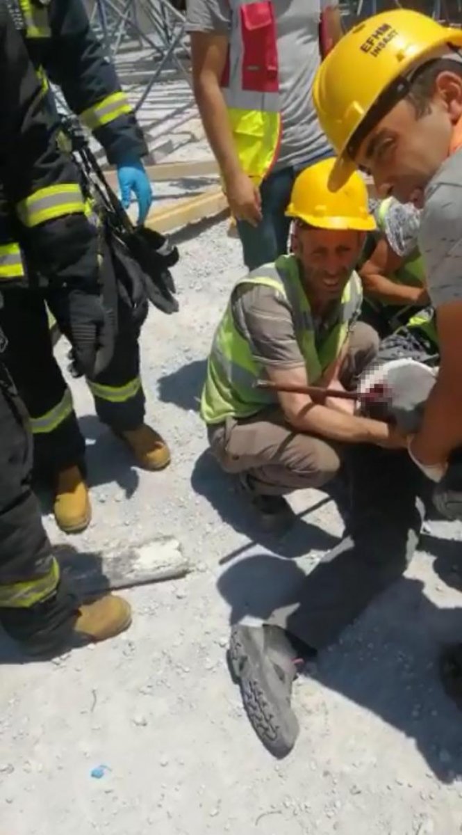 d Antalya'da kalıp ustasına demir ok gibi saplandı