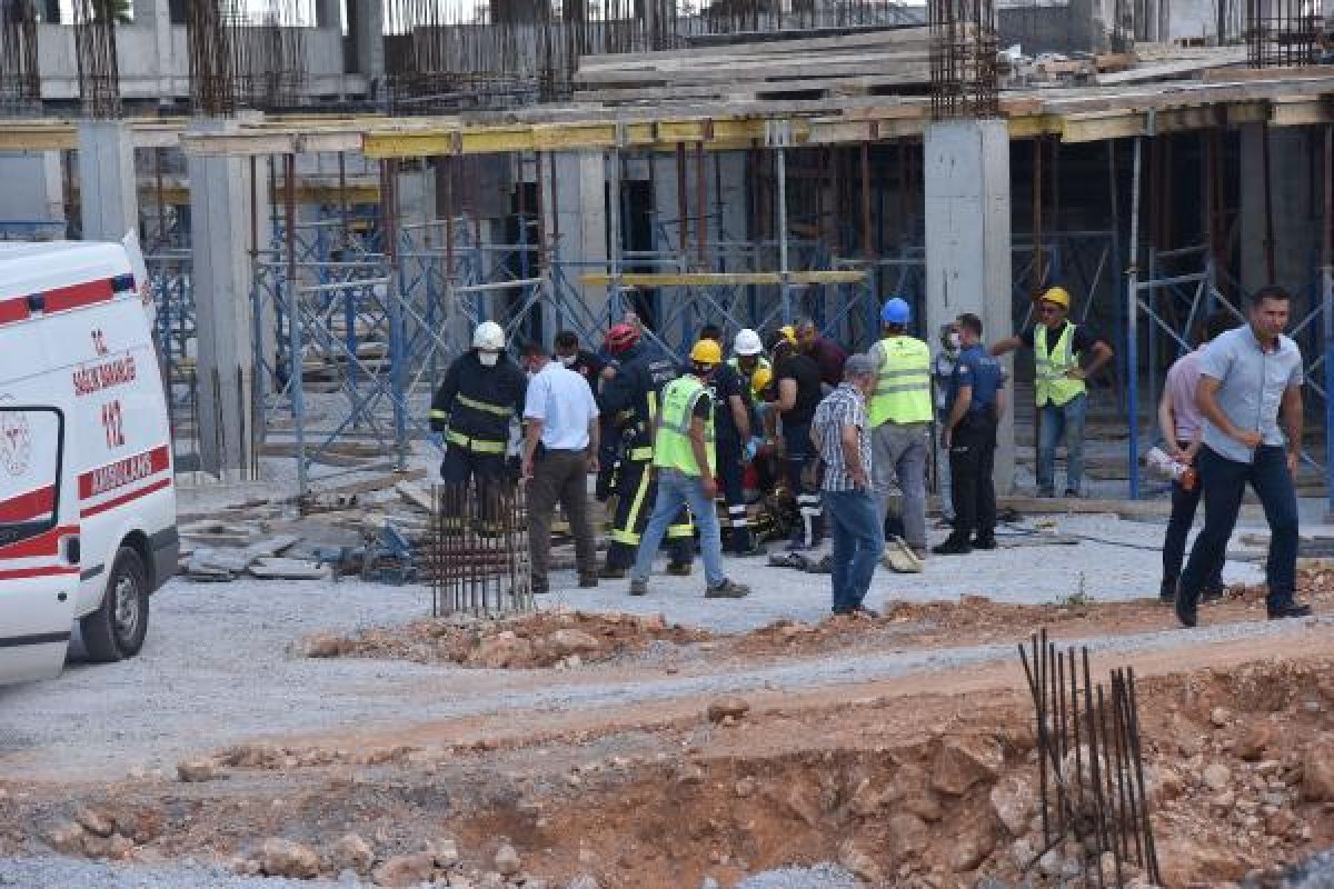 d Antalya'da kalıp ustasına demir ok gibi saplandı