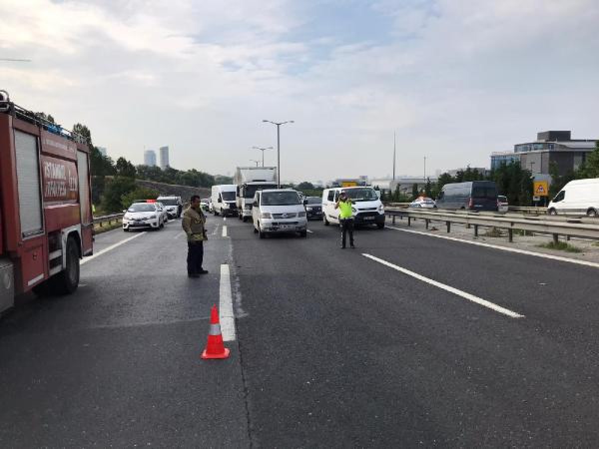 d Hadımköy'de midibüs devrildi: 10 yaralı