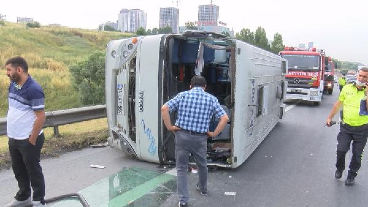 d Hadımköy'de midibüs devrildi: 10 yaralı