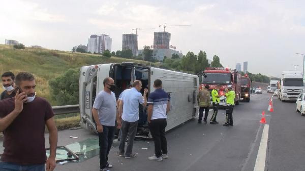 d Hadımköy'de midibüs devrildi: 10 yaralı