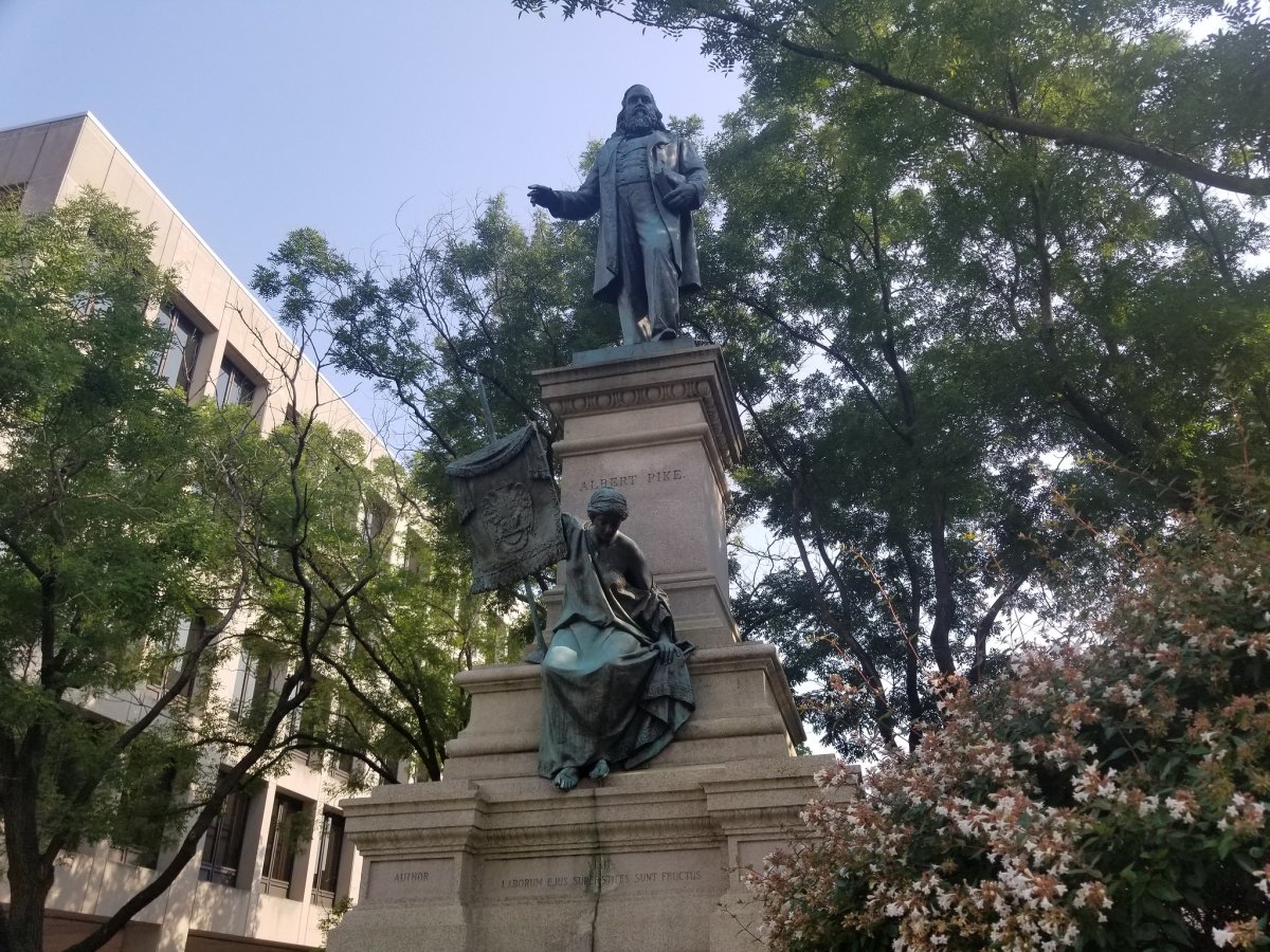 Amerikalılar kölelik savunucusu generelin heykelini yaktı