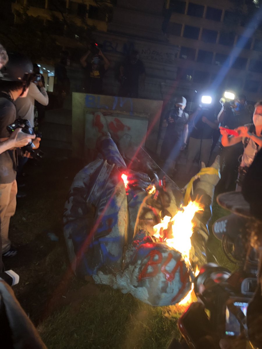 Amerikalılar kölelik savunucusu generelin heykelini yaktı