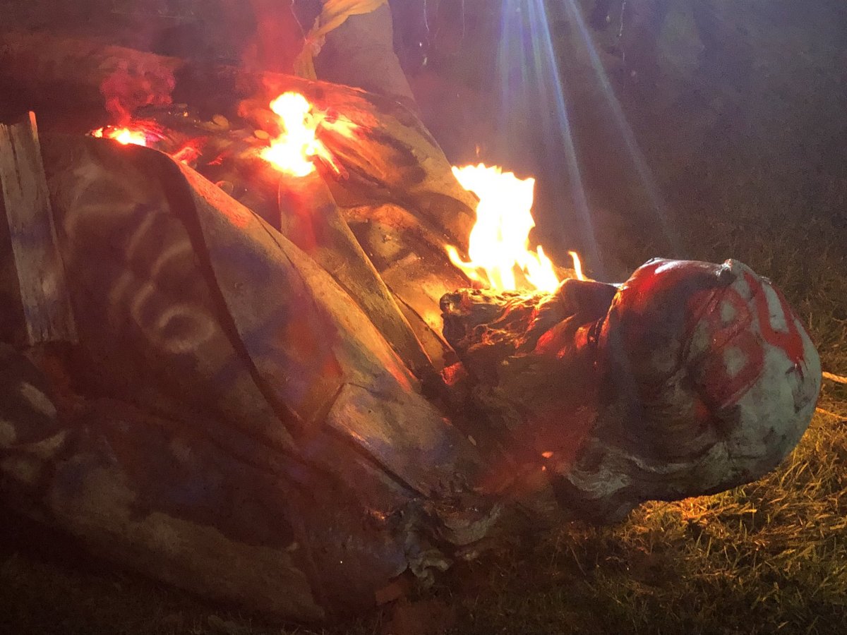 Amerikalılar kölelik savunucusu generelin heykelini yaktı