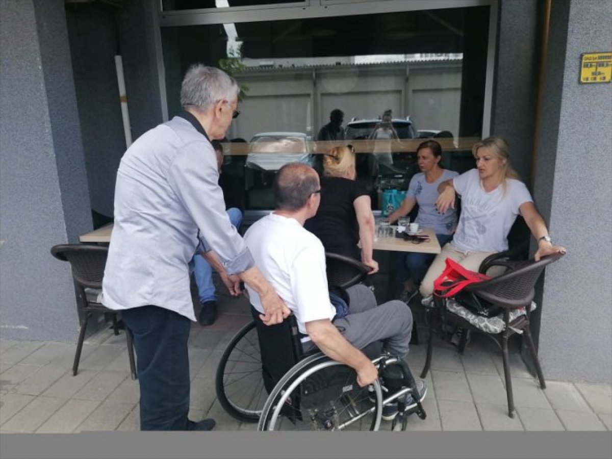 a Bosna'daki savaşta hayatını kurtaran adamla buluştu