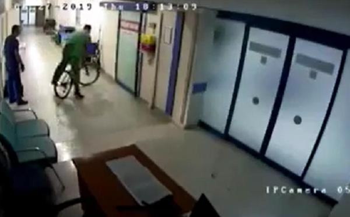 d Hastane koridorunda bisiklet süren doktor