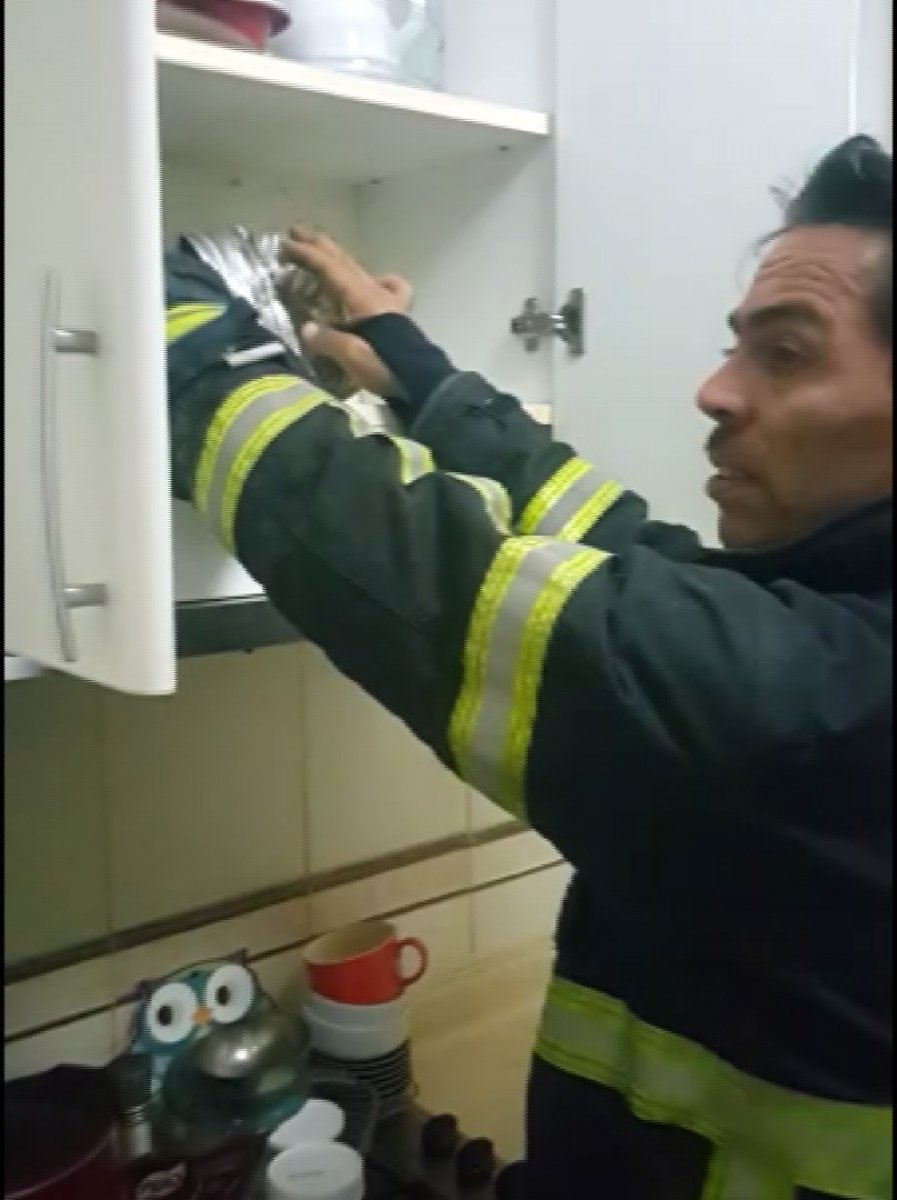 i Hatay'da aspiratöre sıkışan kediyi itfaiye kurtardı