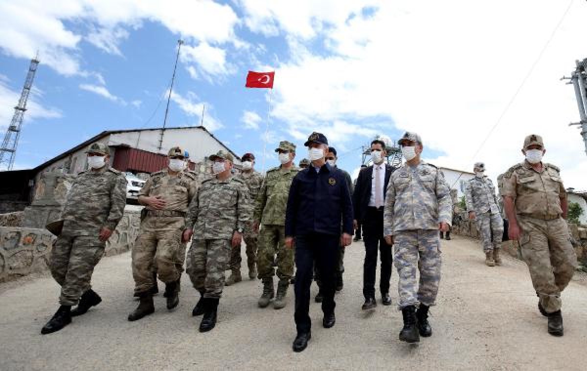 Bakan Akar ve  TSK komuta kademesi Namaz Dağı'nda
