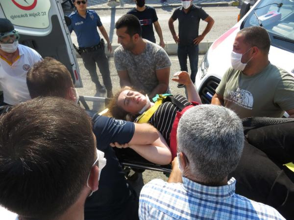 Ümraniye'de kaza yapan yolcu minibüsü devrildi: 10 yaralı