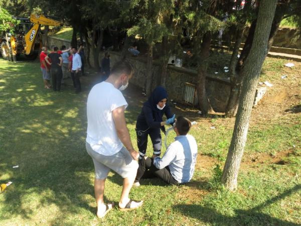 Ümraniye'de kaza yapan yolcu minibüsü devrildi: 10 yaralı