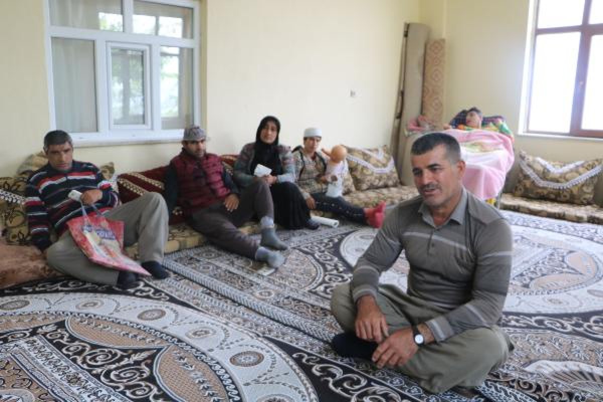 d Hakkari'de engelli 4 çocuğuna gözü gibi bakıyor