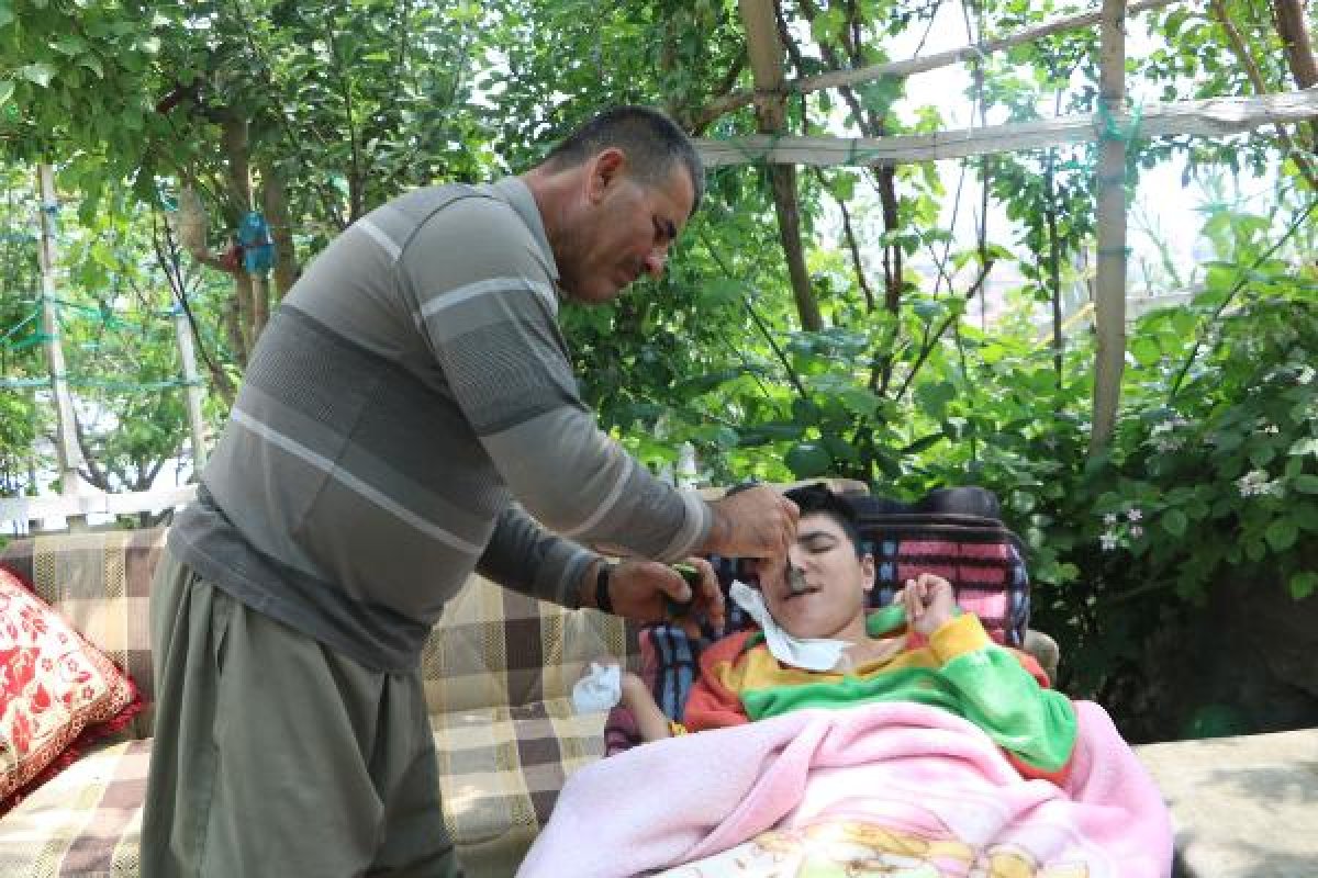 d Hakkari'de engelli 4 çocuğuna gözü gibi bakıyor