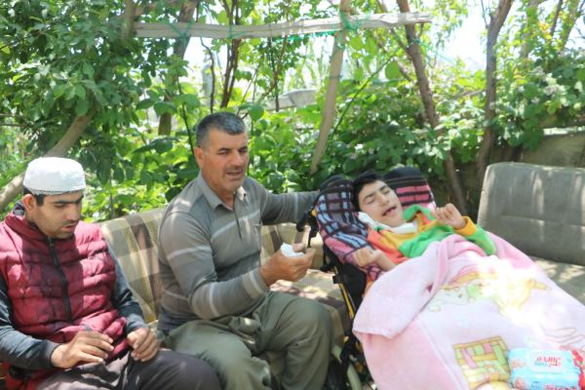 d Hakkari'de engelli 4 çocuğuna gözü gibi bakıyor