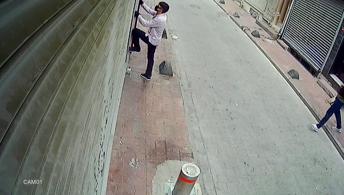 Beyoğlu'nda arkadaşının sırtına basarak eve girdi