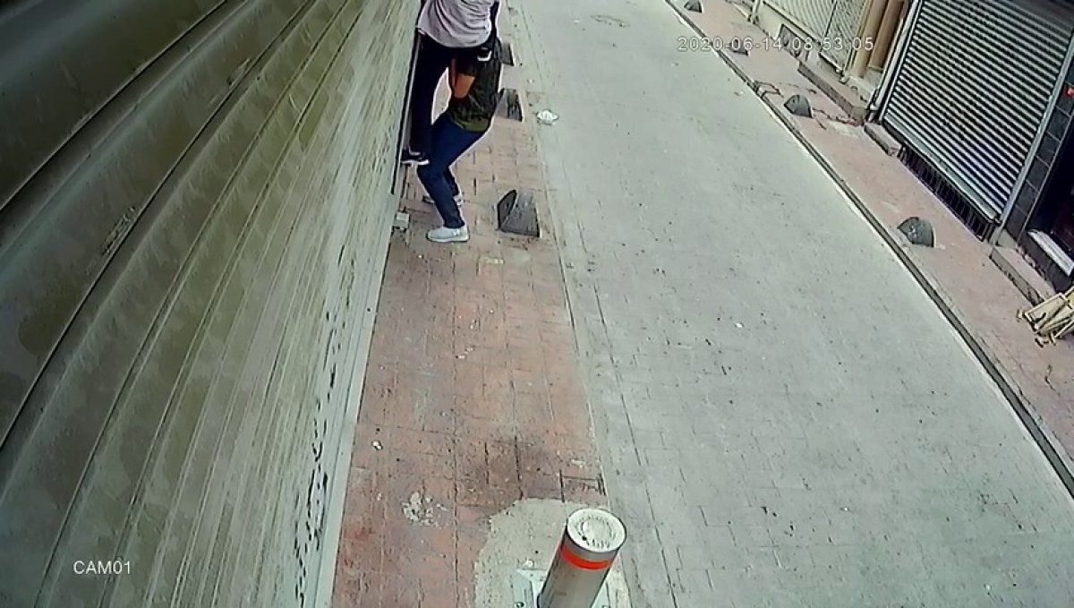 Beyoğlu'nda arkadaşının sırtına basarak eve girdi