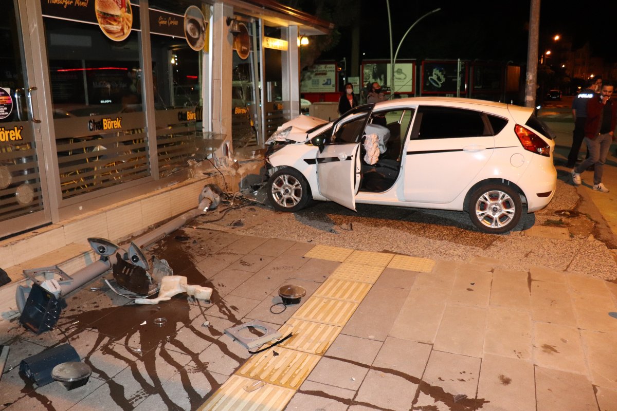 Karaman'da iki araç çarpıştı: 2 yaralı