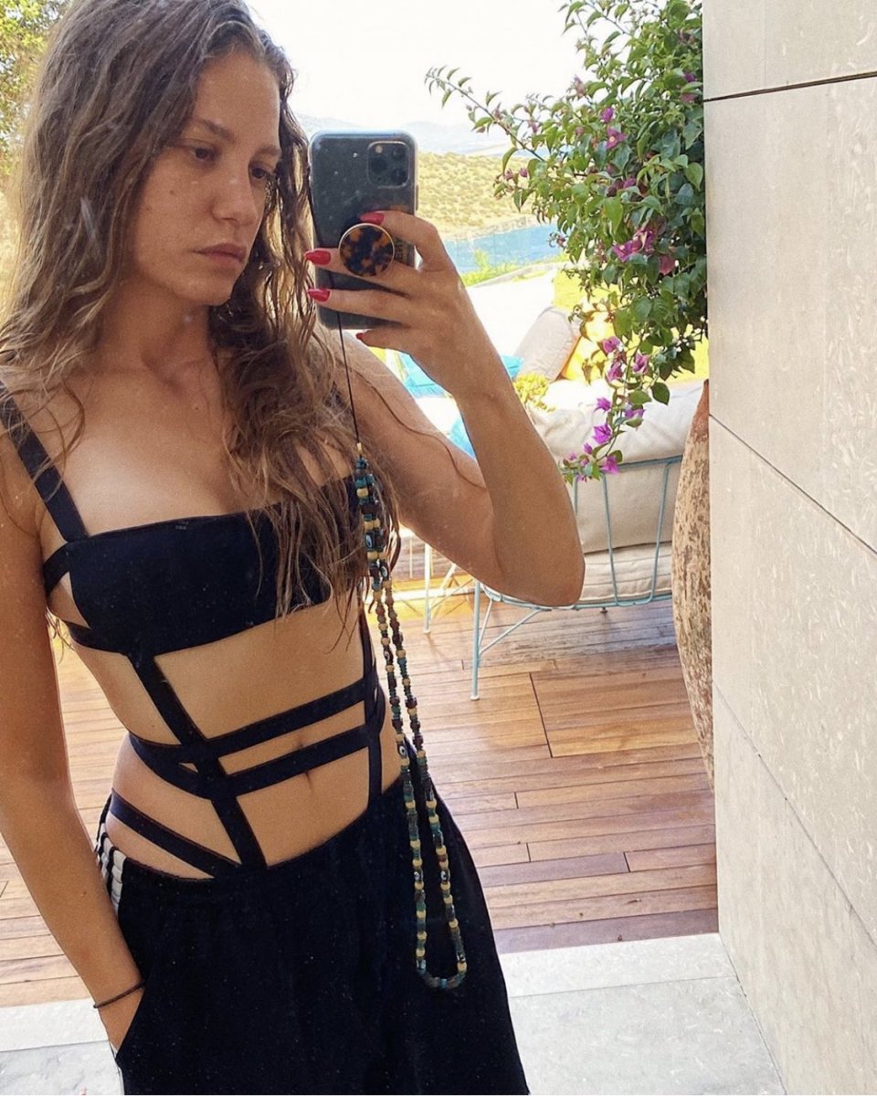 Serenay Sarıkaya'dan ayna pozları