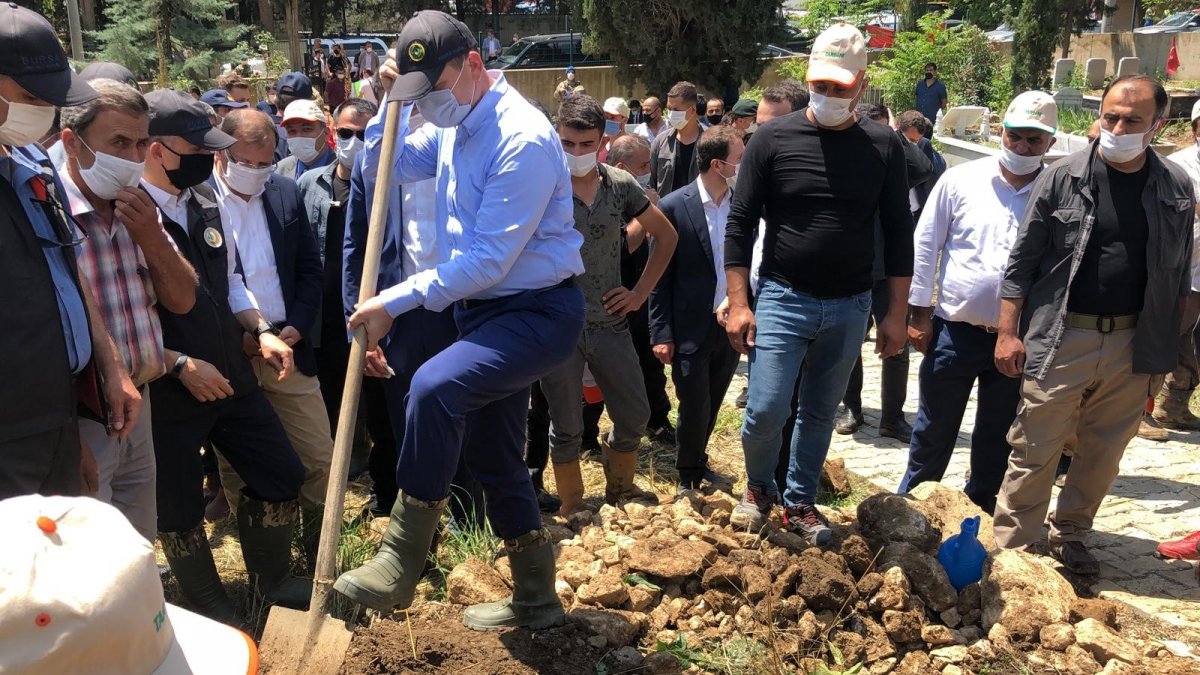 i Bursa'da selde ölen kızın tabutunu bakanlar taşıdı
