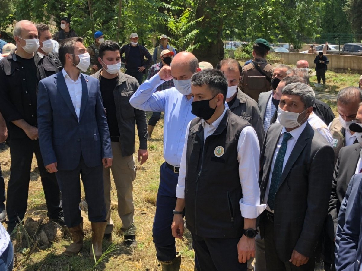 i Bursa'da selde ölen kızın tabutunu bakanlar taşıdı