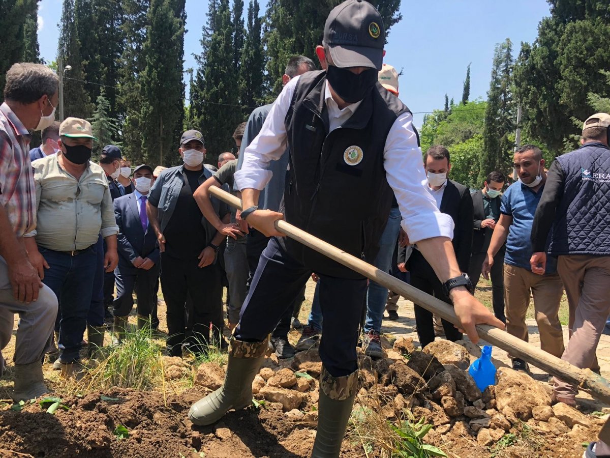 i Bursa'da selde ölen kızın tabutunu bakanlar taşıdı